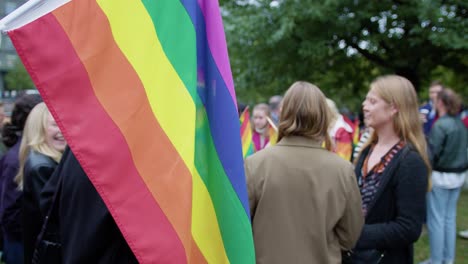 Bandera-Del-Arco-Iris-Y-Multitud-De-Personas-Detrás-En-El-Orgullo-De-Oslo-2022