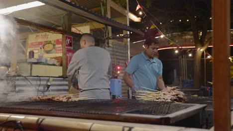 Hombre-Cocinando-En-Una-Barbacoa-De-Par-En-Par