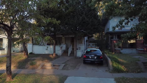 Drone-shot-of-a-simple-police-house-downtown-of-Los-Angeles,-Georgia,-USA