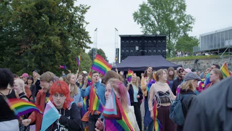 Multitud-Celebrando-El-Orgullo-De-Oslo-2022-Con-Banderas-Del-Arco-Iris-Y-Baile,-Vista-Frontal