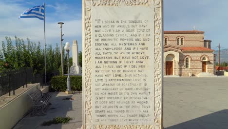 Hermosa-Iglesia-De-La-Panagia-Con-Versos-De-La-Biblia-Escritos-En-La-Piedra-Cerca-De-La-Antigua-Corinto