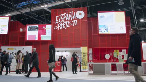 Disparo-En-Tiempo-Real,-Entrada-Al-Evento-Fitur-En-Madrid,-España,-Espana-Es-Parte-De-Ti