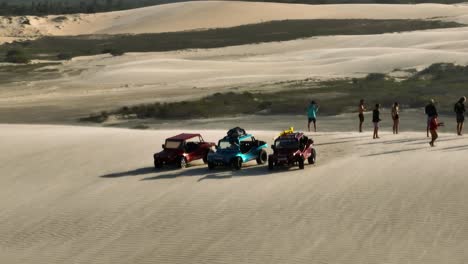 Amigos,-Todoterreno-4x4-Disfrutando-En-La-Playa-De-Dunas-Del-Desierto-De-Brasil-Jericoacoara-Sand-Drive-Aventura,-Vehículo-Deportivo,-Toma-Aérea