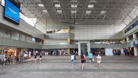 La-Gente-Camina-Alrededor-De-La-Plaza-Toa-Payoh,-Fuera-Del-Intercambio-De-Autobuses-En-Singapur