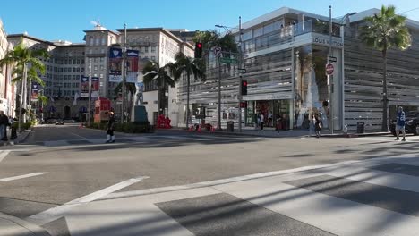 Beverly-Hills-Ca-Usa,-Gente-En-Rodeo-Drive-Caminando-Frente-A-La-Tienda-De-Lujo-De-Louis-Vuitton