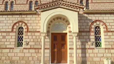 Entrada-A-La-Iglesia-De-La-Panagia-En-La-Ciudad-De-La-Antigua-Corinto