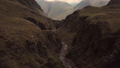 Spektakulärer-Drohnenflug-über-Der-Schlucht-Und-Dem-Fluss-Im-Lake-District,-Vereinigtes-Königreich