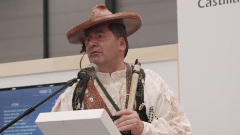 Macho-Folclórico,-Vestido-Con-Ropa-Tradicional,-Castilla-Y-León,-En-Fitur,-Madrid,-España