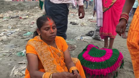 Devotees-practicing-rituals-during-Chhat-Puja-festival-at-Yamuna-river-in-New-Delhi