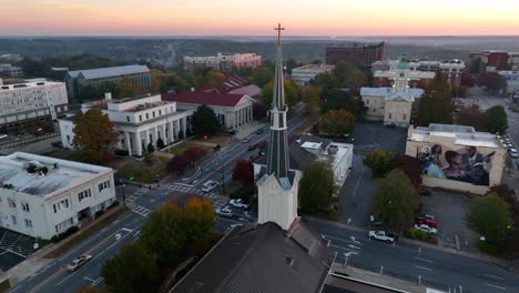 La-órbita-Aérea-Del-Campanario-De-La-Iglesia-Cristiana-Revela-El-Centro-De-Atenas,-Georgia