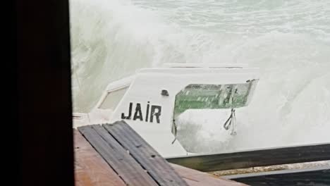 Primer-Plano-De-Un-Barco-De-Pesca-Local-De-Madera-Que-Se-Rompió-En-Pedazos-Durante-Una-Tormenta-Repentina-Con-Olas-ásperas,-Caribe