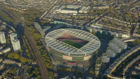 Hoch-Kreisende-Luftaufnahme-Des-Arsenal-Fußballstadions-Während-Eines-Spiels