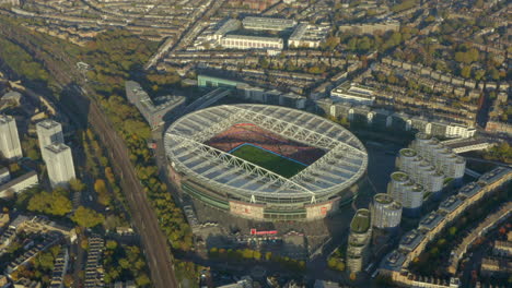 Toma-Aérea-En-Círculo-Alto-Del-Estadio-De-Fútbol-Del-Arsenal-Durante-Un-Partido