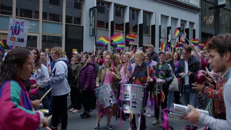 Bateristas-Calentando-A-La-Multitud-En-El-Movimiento-Del-Orgullo-De-Oslo-2022,-Vista-Lateral