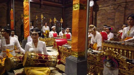 Orquesta-De-Grupo-De-Mujeres-De-Música-Balinesa-Gamelan,-Chicas-De-Bali-Indonesia-Tocan-Instrumentos-Musicales-Antiguos-Con-Ropa-Tradicional,-Kebaya,-En-Un-Templo-En-El-Pueblo-De-Ketewel,-Gianyar