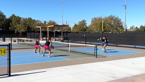 Equipos-De-Dobles-Femeninos-Compiten-En-Un-Torneo-De-Pickleball-En-Las-Vegas,-Nevada