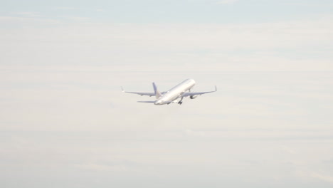 Avión-De-United-Airlines-Despegando-De-La-Pista-En-Jfk