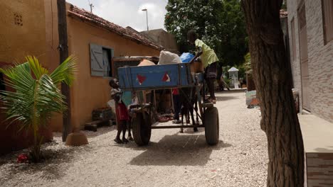 Tres-Niños-Cargan-Basura-En-Un-Carro-Tirado-Por-Un-Burro