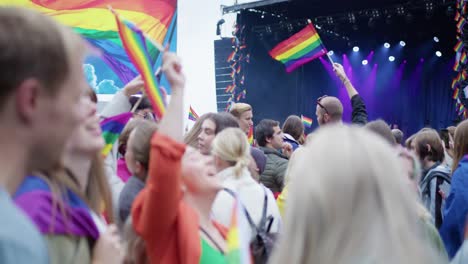 Vista-A-Nivel-De-Multitud-Del-Orgullo-De-Oslo-2022-Personas-Con-Banderas-Del-Arco-Iris