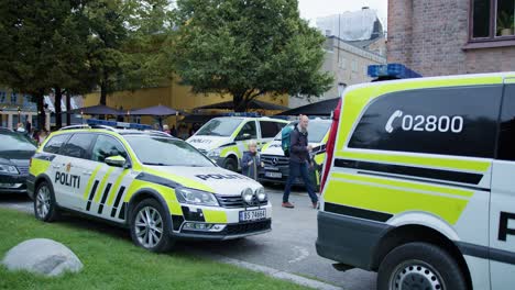 Muchos-Coches-De-Policía-Estacionados-En-El-Centro-De-Oslo-Para-La-Protección-De-Eventos