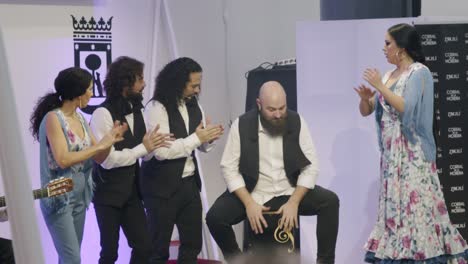 Grupo-Flamenco,-Con-El-Hombre-Tocando-Cajón,-En-La-Feria-De-Turismo,-Madrid,-España