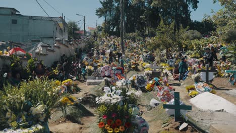 Aldeanos-Recordando-A-Sus-Seres-Queridos-Difuntos-Durante-El-Día-De-Todos-Los-Santos-En-Sumpango,-Guatemala