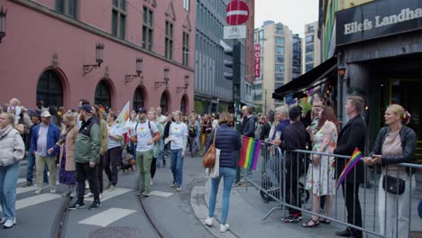 Endlose-Menschenmenge,-Die-Während-Des-Pride-2022-In-Der-Innenstadt-Von-Oslo-Marschiert