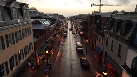 Calle-Principal-En-Annapolis-Maryland-Con-Banderas-Estatales-Y-Tema-Patriótico-De-Estados-Unidos