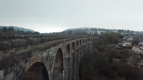 Drohne-Erfasst-Sehr-Alten-Ziegelviadukt-Mit-Bögen-In-Wales