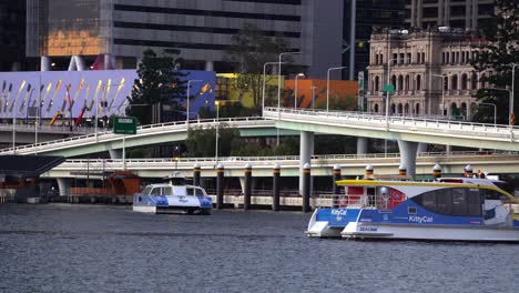 Erstellung-Einer-Statischen-Aufnahme,-Die-Den-Geschäftigen-Verkehr-Auf-Dem-Riverside-Expressway,-Der-Queens-Wharf-Road-Und-Der-Pacific-Highway-Sowie-Kittycat--Und-Citycat-Fähren-Auf-Dem-Brisbane-River-Im-Zentralen-Geschäftsviertel-Erfasst