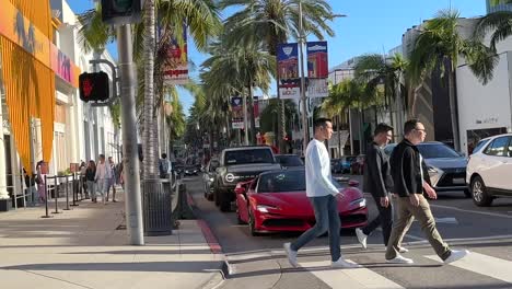 Vorbeifahren-Am-Roten-Ferrari-488-GTB-An-Der-Ampel-Auf-Dem-Rodeo-Drive,-Beverly-Hills