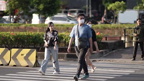 Leute,-Die-Die-Straße-An-Der-Haltestelle-Pecenongan-Busway-überqueren,-Zentral-jakarta,-Indonesien