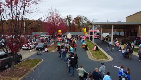 Toma-Aérea-Del-Festival-De-Otoño-De-La-Iglesia-En-Winston-Salem,-Nc