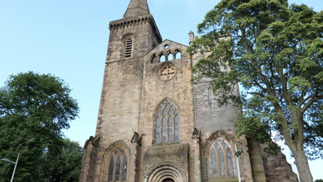 Vertikale-Schwenkaufnahme-Der-Dunfermline-Abtei,-Bekannt-Als-Robert-The-Bruce-Church-In-Scorland