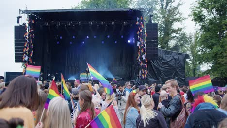 Escenario-Brillante-Con-Artistas-Y-Multitud-Masiva-Cerca-En-El-Orgullo-De-Oslo-2022