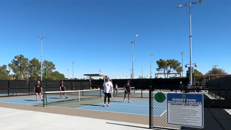 La-Gente-Juega-El-Deporte-Pickleball-En-Canchas-Al-Aire-Libre-Bajo-El-Sol-De-Verano