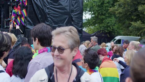 Mujer-Sostiene-La-Bandera-Del-Arco-Iris-Sobre-Ella-Y-Baila-En-El-Orgullo-De-Oslo-2022