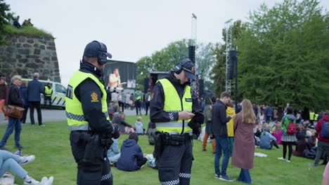 Norwegische-Polizeikräfte-Bewachen-Das-Oslo-Pride-2022-Event,-Handheld-Ansicht