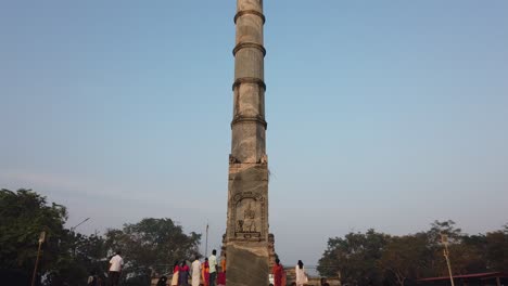 Pilar-Dhwaja-Sthambam-Frente-A-La-Estatua-Bahubali