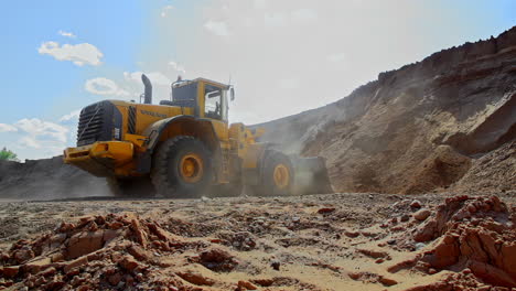 Cargadora-De-Ruedas-Volvo-Limpiando-Los-Cimientos-De-Un-Sitio-De-Construcción-En-Cámara-Lenta