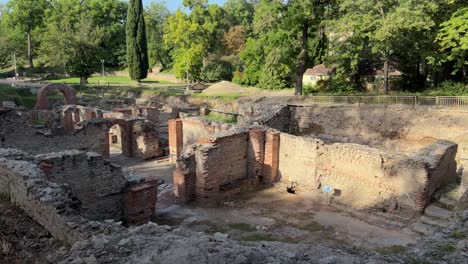 Toma-Panorámica-De-Las-Ruinas-De-Los-Baños-Imperiales-Romanos-En-La-Ciudad-De-Hisarya,-Bulgaria