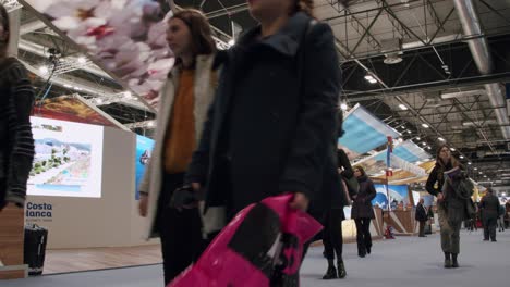 Toma-De-Gran-Angular-En-La-Exposición-Lateral-Fitur,-La-Mayoría-Mujeres-Profesionales-Caminando-Por