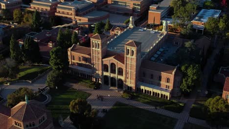 Royce-Hall-En-El-Campus-De-La-Universidad-De-California,-Los-ángeles-Al-Atardecer---Vista-Aérea-Ascendente