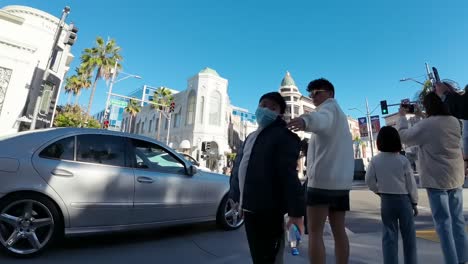 Iconic-shops-at-Rodeo-Drive-and-the-Golden-triangle-in-Beverly-Hills,-California---street-traffic-time-lapse