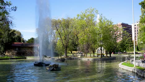 Fuentes-De-Chorro-De-Agua-En-El-Parque-Doña-Casilda-Con-Gente-Disfrutando-De-Un-Día-Soleado,-Gran-Angular