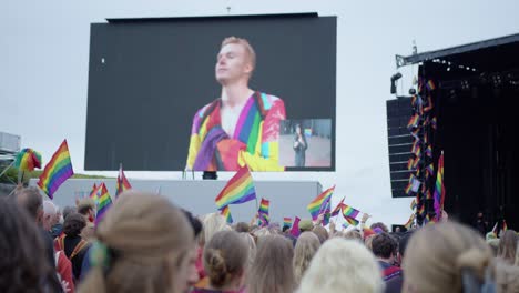 Famoso-Artista-Cantando-O-Hablando-En-El-Escenario-En-El-Orgullo-De-Oslo-2022