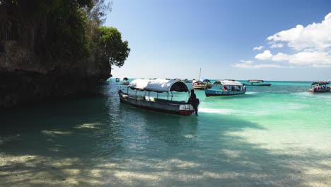 Ausflugsboot,-Das-Ankommt,-Um-Touristen-Und-Arbeiter-Am-Seichten-Strand-Abzuholen,-Weitschuss-Gesperrt