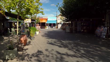 Restaurantes-En-La-Ciudad-De-Corinto-Antiguo-Moderno