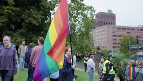 Glücklicher-Mann-Mit-Massiver-Regenbogenfahne-Im-Oslo-Pride-2022