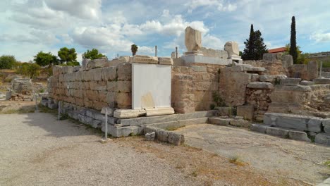 Leute,-Die-Auf-Der-Spitze-Von-Bema-Von-Saint-Paul-In-Der-Stadt-Des-Alten-Korinth-Stehen